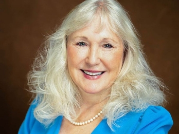 Tara Singer headshot